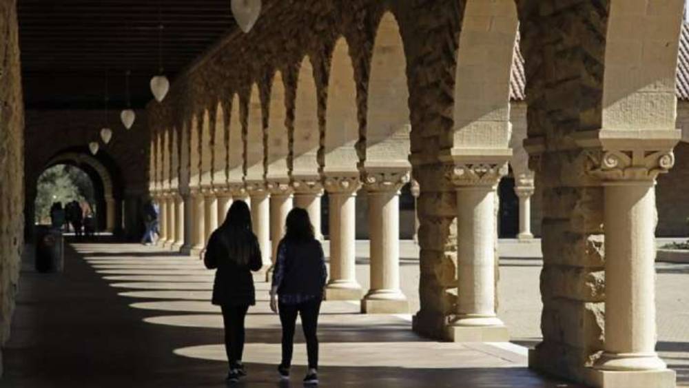 করোনা পরিস্থিতিতে পরীক্ষা বাতিল হওয়ায় দেশের বহু ছাত্র ভবিষ্যৎ নিয়ে অনিশ্চয়তায় ভুগছেন। মনুও এ নিয়ে হতাশ ছিলেন। তবে এর মধ্যেই এল সুখবর। আগামী সেপ্টেম্বরেই তাঁকে ডেকে পাঠিয়েছে স্ট্যানফোর্ড।