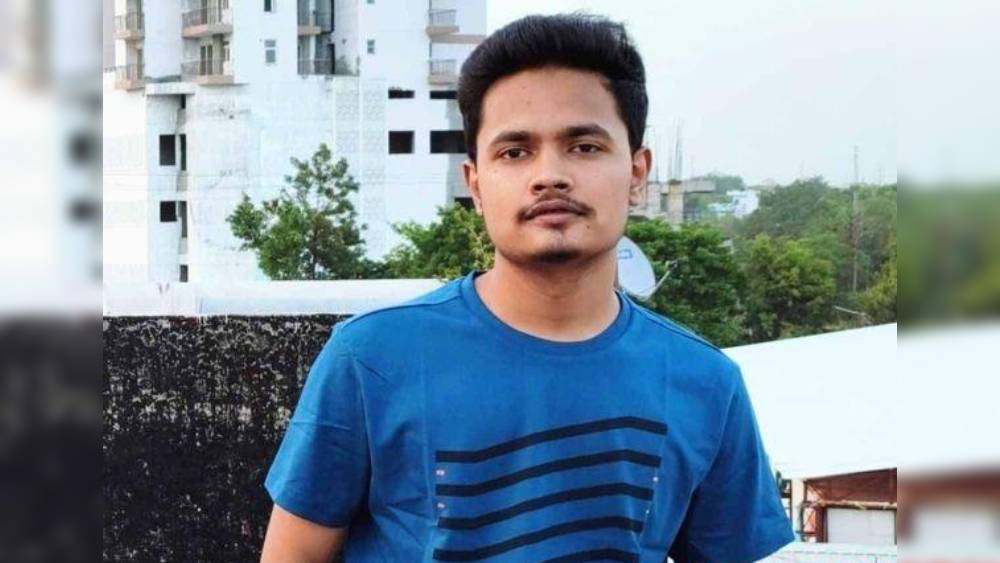 তবে অভাব থাকলেও পড়াশোনায় আর পরিশ্রমে পিছিয়ে থাকেননি মনু। বন্ধ করেননি স্বপ্ন দেখাও।