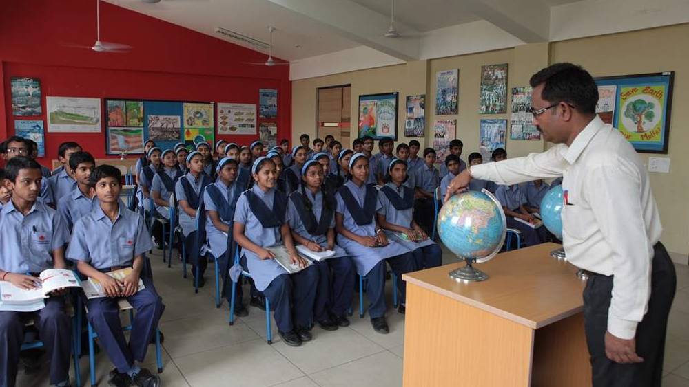 গ্রামের প্রাথমিক স্কুলেই পড়াশোনার প্রথম পাঠ। তবে মনু মনে করেন, তাঁর পড়াশোনা এবং মানসিক গঠণের অনেকটাই তৈরি হয়েছে উত্তরপ্রদেশের বিদ্যাজ্ঞান স্কুলে।