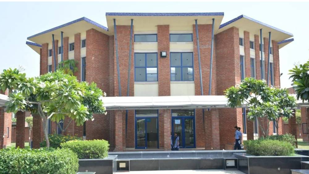 আড়াই লক্ষ ছাত্রের মধ্যে থেকে প্রতি বছর ২৫০ ছাত্রকে বেছে নেয় বিদ্যাজ্ঞান স্কুল। যে সমস্ত পরিবারের বার্ষিক আয় ১ লক্ষ টাকার নীচে সেই সব পরিবারের মেধাবী ছাত্ররাই সুযোগ পান এই স্কুলে। মনু সেই ২৫০-র এক জন হয়েছিলেন।