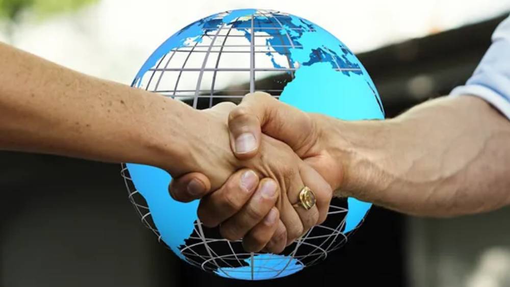 রাষ্ট্রনীতি নিয়ে তাঁর আগ্রহ প্রসঙ্গে মনু বলেছেন, ‘‘বাবার থেকে অনেক কিছু শিখেছি। ছুটিতে যখন বাড়ি ফিরতাম বাবার সঙ্গে সরকারের বিভিন্ন নীতি নিয়ে আলোচনা হত। আমিও সেই আলোচনায় নিজের মত জানাতাম। দেখতাম আমার ভাবনার ধরনের প্রশংসা করছেন বাবা। তখন থেকেই বুঝেছিলাম, আমার আগ্রহের বিষয় এটাই। পরে আমার শিক্ষকেরাও এ ব্যাপারে আমাকে উৎসাহিত করেছিলেন।’’