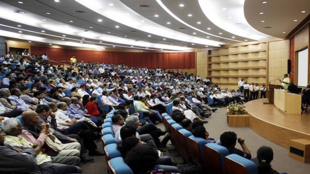 কিন্তু স্ট্যানফোর্ড বিশ্ববিদ্যালয়কেই বেছে নিলেন কেন? জবাবে মনু জানিয়েছেন, তিনি যে বিষয়ে কাজ করতে চান সে বিষয়ে গবেষণার অনেক সুযোগ চাই। স্ট্যানফোর্ড তাঁকে সেই সুযোগ দেবে।