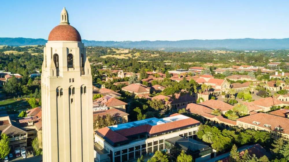 গ্রামের এক সাধারণ বিমা বিক্রেতার ছেলে মনু। আর্থিক অনটনের মধ্যে দিয়ে বড় হয়েছেন। স্ট্যানফোর্ডের মতো বিশ্ববিদ্যালয়ে তাঁকে পড়ানোর ক্ষমতা কোনও দিনই ছিল না তাঁর পরিবারের।