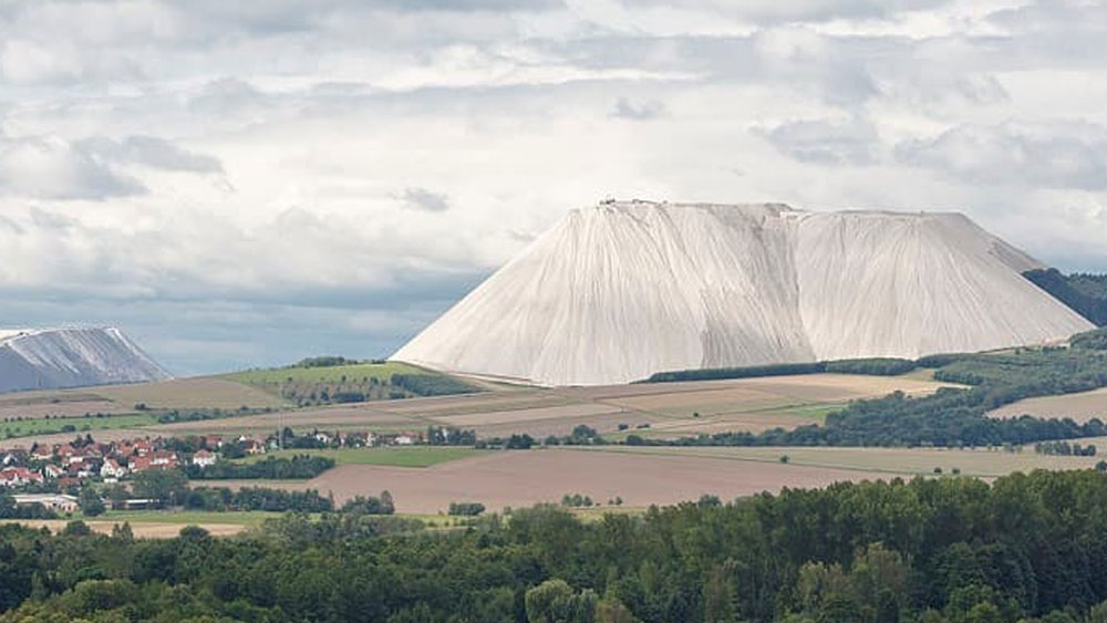 দূর থেকে দেখতে ঠিক যেন বরফের পাহাড়! এতটাই সাদা যে রোদের ঝলকানিতে বেশি ক্ষণ চোখ রাখা দায়। সপ্তাহান্তে স্থানীয়দের ট্রেকিংয়ের আদর্শ রাস্তা। সারা বিশ্বে এই পাহাড়ের জনপ্রিয়তা ছড়িয়ে পড়ছে ঠিকই, কিন্তু স্থানীয়দের কাছে তা এখন অভিশাপ।