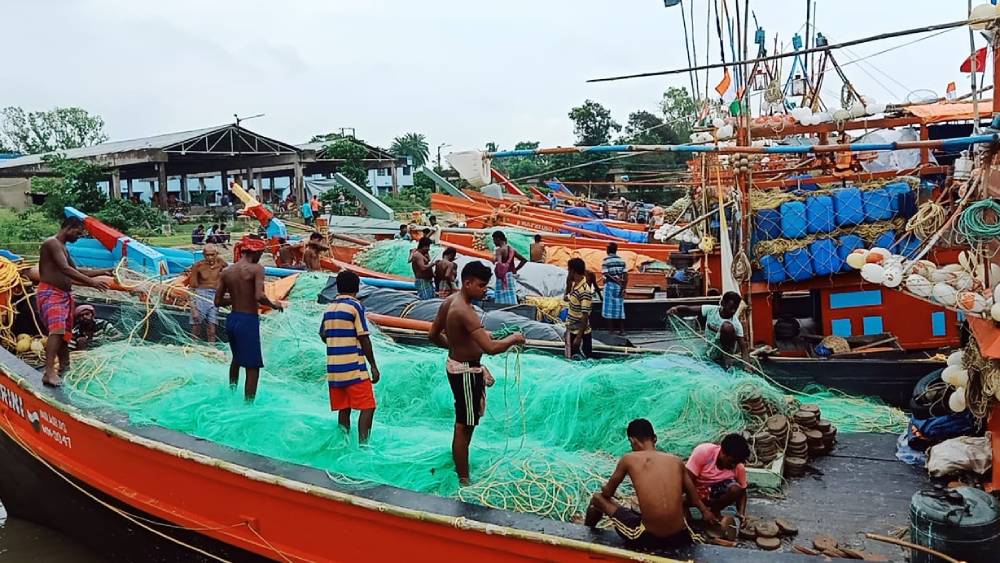 শেষ মুহূর্তের প্রস্তুতি মৎস্যজীবীদের।