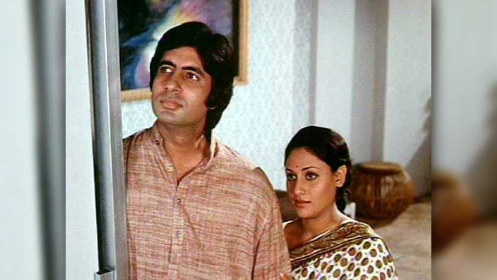 হৃষিকেশ মুখোপাধ্যায়ের ১৯৭১ সালের সুপারহিট ছবি ‘গুড্ডি’। সিনেমাপাগল এক কিশোরীর ‘বড়’ হয়ে ওঠার এক মধুর আখ্যান এই ছবি। নায়িকা জয়া ভাদুড়ি, নায়ক শমিত ভঞ্জ। এই ছবিতে নিজের ভূমিকাতেই অভিনয় করেছিলেন অমিতাভ।