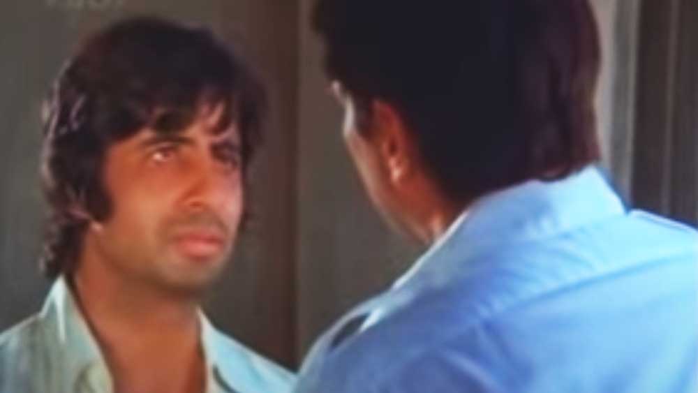 মাঝে ‘বড়া কবুতর’ (১৯৭৩, পরিচালক দেবেন বর্মা) এবং ‘দোস্ত’ (১৯৭৪, পরিচালক দুলাল গুহ)-এ অতিথি হিসেবে দেখা গিয়েছিল তাঁকে। তবে ১৯৭৪-এ মেহমুদ পরিচালিত এবং অভিনীত ‘কুঁয়ারা বাপ’ ছবিতে উল্লেখযোগ্য কিন্তু অতিথি উপস্থিতি ছিল অমিতাভের। এই ছবিতে অতিথি হিসেবে মুখ দেখিয়েছিলেন ধর্মেন্দ্র, হেমা মালিনী, সঞ্জীব কুমার, বিনোদ খন্না প্রমুখ তারকারাও।