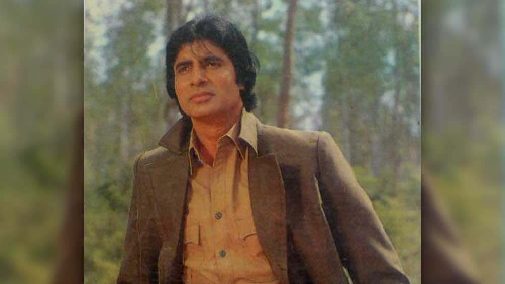 কেরিয়ারের তুঙ্গ অবস্থাতেও অমিতাভ মাঝে মধ্যেই অতিথি শিল্পী হিসেবে পর্দায় এসেছেন। তবে ১৯৮৩ সালের ছবি ‘অন্ধা কানুন’ (পরিচালনা টি রামা রাও)-এ একটি পার্শ্বচরিত্রে তাঁকে দেখা গিয়েছিল। এই ছবির নায়ক ছিলেন রজনীকান্ত। কিন্তু ছবিতে জান নিসার আখতার খানের ভূমিকায় অমিতাভের উপস্থিতিই এই ছবিকে অন্য মাত্রা দেয়।