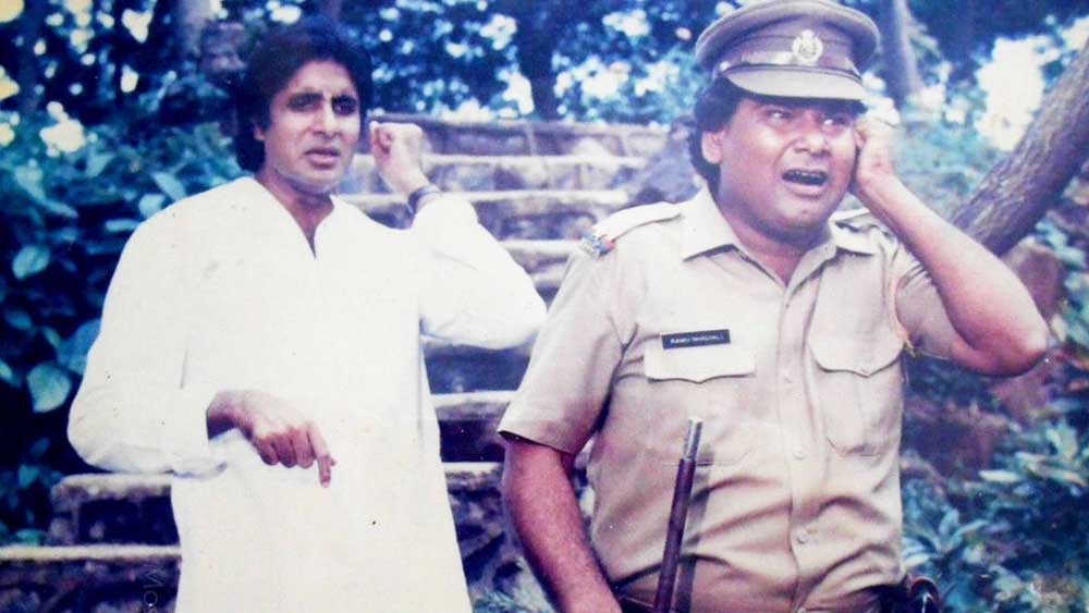 ১৯৮৭-র ছবি ‘জলওয়া’। এই ছবিতেই ছক ভেঙে একেবারে বাণিজ্যিক নায়কের ভূমিকায় দেখা যায় নাসিরুদ্দিন শাহকে। পঙ্কজ পরাশর পরিচালিত এই ছবির নায়িকা ছিলেন অর্চনা পূরণ সিংহ। এই ছবিতেও নিজের ভূমিকাতেই অতিথি হয়ে দেখা দেন বিগ বি।