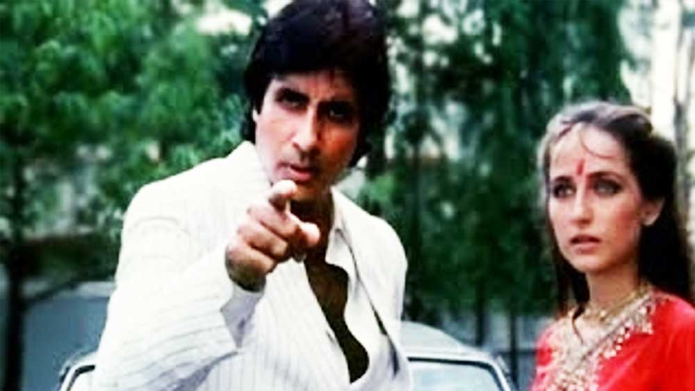 কেতন মেহতা পরিচালিত ১৯৮৮-র ছবি ‘হিরো হীরালাল’। বলিউডি বাণিজ্যিক মশলা ছবিকে ব্যঙ্গ করে নির্মিত এই ছবির নায়ক ছিলেন নাসিরুদ্দিন শাহ, নায়িকা সঞ্জনা কপূর। এখানেও নিজের ভূমিকাতেই অতিথি হিসেবে আবির্ভূত হন অমিতাভ।