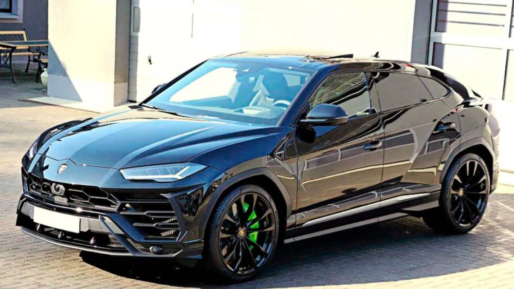 ঝকঝকে কালো রঙের গাড়ি। ক্ষিপ্র গতি আর অন্য সুযোগসুবিধার জন্যই ‘সুপারকার’ গোত্রীয়। সেই গাড়িকেই ধবধবে সাদা পশমে মুড়ে দিয়েছেন কিম।