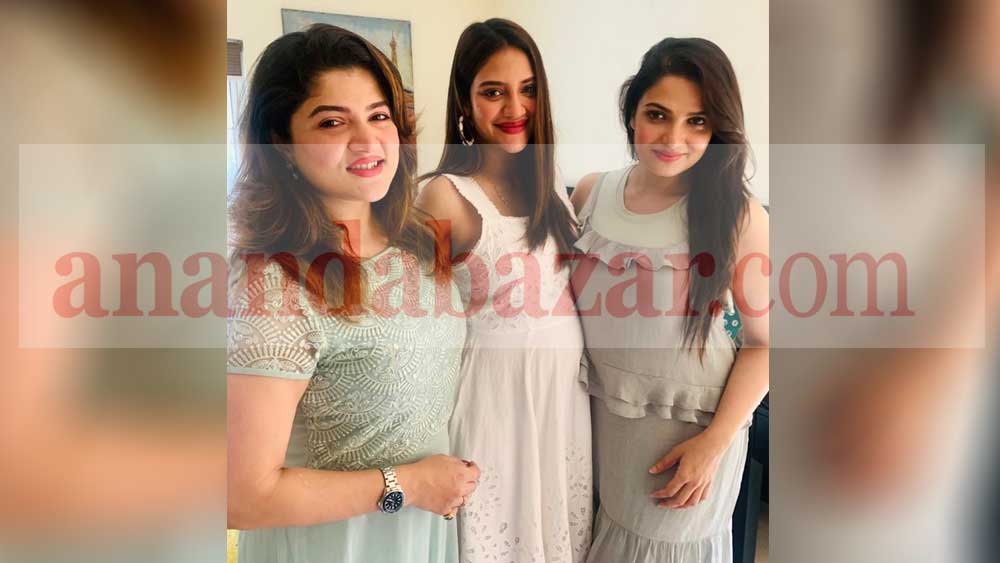 তনুশ্রী এবং শ্রাবন্তীর সঙ্গে নুসরত।