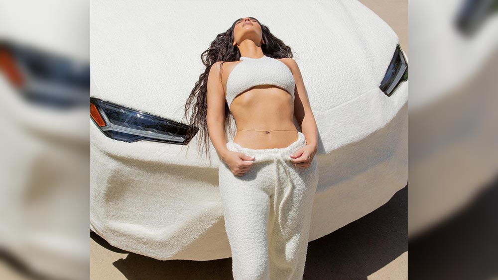 দামি জিনিস সাধারণত একটু বেশি সাবধানে রাখা হয়। কিমের গাড়ির পশমের পোশাক কি সে জন্যই? ইনস্টাগ্রামে কিমের দেওয়া পশমে মোড়া গাড়ির ছবি দেখে সেই প্রশ্ন উঠেছিল। 