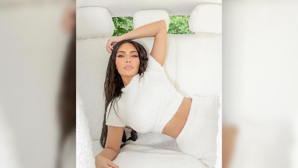 দেখা গেল ব্যাপারটা আসলে তা নয়। নতুন গাড়ির প্রতি অতিরিক্ত আদর থেকে গাড়িকে জামা পরাননি কিম। গাড়ির পোশাকের মূল লক্ষ্য আসলে প্রচার। 