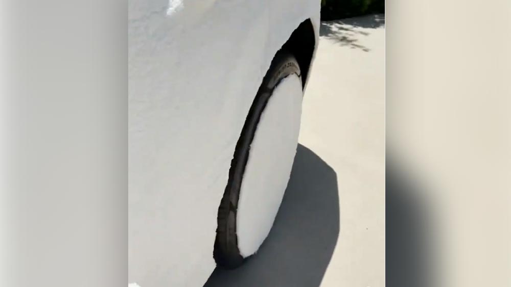 কিমের গাড়ির গোত্র আলাদা। ল্যাম্বরঘিনির এই এসউভি সুপারকারে স্পোর্টস কারের সব বৈশিষ্ট্য রয়েছে। মাত্র ৩.৬ সেকেন্ডে ০ থেকে ঘণ্টায় ১০০ কিলোমিটার গতিতে পৌঁছতে পারে এর গতিবেগ। সর্বোচ্চ গতি ঘণ্টায় ৩০৫ কিলোমিটার। দ্রুতগতিতে রাস্তায় চললে এই পোশাক বেশিক্ষণ থাকবে কি, প্রশ্ন করেছেন বহু নেটাগরিক। 