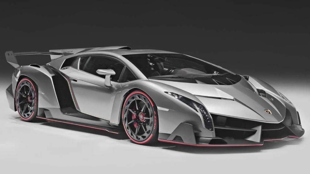 দামি সুপারকারের তালিকায় অষ্টম স্থানে ৩২ কোটি টাকার ল্যাম্বরঘিনির ‘ভেনেনো’। এই গাড়িটি ৩ সেকেন্ডেরও কম সময়ে ০ থেকে ঘণ্টায় ১০০ কিলোমিটারে তুলতে পারে গতিবেগ। 