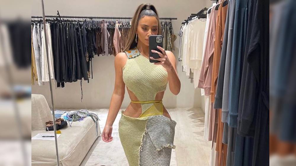 নেটমাধ্যমে কিমের গাড়ির পশম-জামার প্রশংসা করে নেটাগরিকরা তুলনা টেনেছেন সিনেমার সেই গাড়ির সঙ্গে। তবে কিমের গাড়ির জামা দেখতে যতই ভাল লাগুক, নেটাগরিকদের অনেকের আশঙ্কা, তা যথেষ্ট টেকসই নয়। 