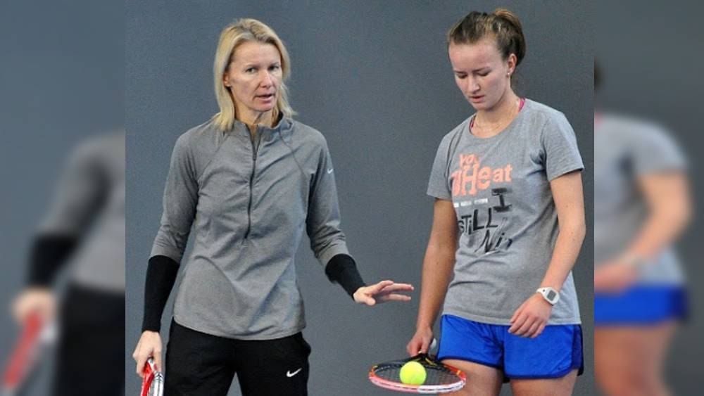 ১৯৯৮ সালের উইম্বলডন চ্যাম্পিয়ন নোভোৎনার কাছেই পেশাদার টেনিসে ক্রেইসিকোভার প্রথম পাঠ। তিন বছর তাঁর কাছে টেনিস শিখেছিলেন তিনি। পরে ক্যান্সারে আক্রান্ত হয়ে প্রয়াত হন নোভোৎনা। ফরাসি ওপেনের সিঙ্গলসে জিতে টেনিসের র‌্যাকেট উপরে তুলে নোভোৎনাকে সম্মান জানিয়েছেন ক্রেইসিকোভা।