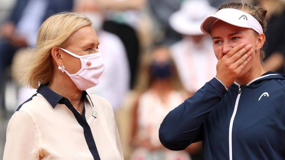 তবে ফরাসি ওপেন তাঁর আরও একটি স্বপ্ন পূরণ করেছে বলে জানিয়েছেন ক্রেইসিকোভা। প্রিয় টেনিস তারকা জাস্টিন এনার সঙ্গে তাঁর মুখোমুখি দেখা হয় এখানেই। ক্রেইসিকোভা জানিয়েছেন, ছোট থেকে এনার খেলা দেখে মুগ্ধ হয়েছেন। সেই এনা তাঁর নাম জানেন দেখে অভিভূত হয়েছিলেন ক্রেইসিকোভা। এনা নিজেই এগিয়ে এসে কথা বলেছিলেন। ফরাসি ওপেনের জোড়া খেতাব জয়ী জানিয়েছেন, এই অনুভূতিও খেতাব জয়ের থেকে কিছু কম ছিল না। এনার সঙ্গে কথা বলার গোটা সময়টাই উত্তেজনায় কাঁপছিলেন তিনি।