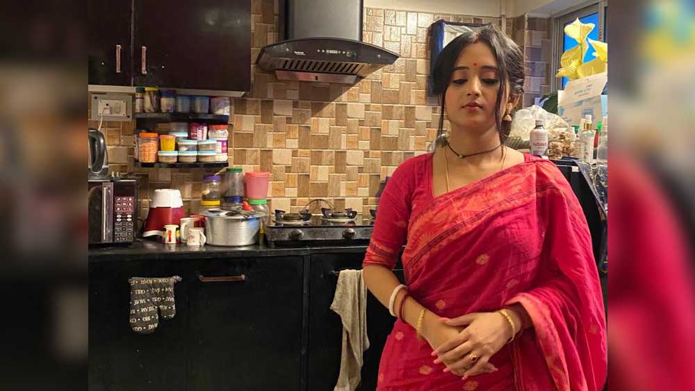 বাড়ি থেকে শ্যুটিংয়ের অভিজ্ঞতা বলতে গিয়ে আরও ঘটনা তুলে ধরেছেন অভিনেত্রী। 