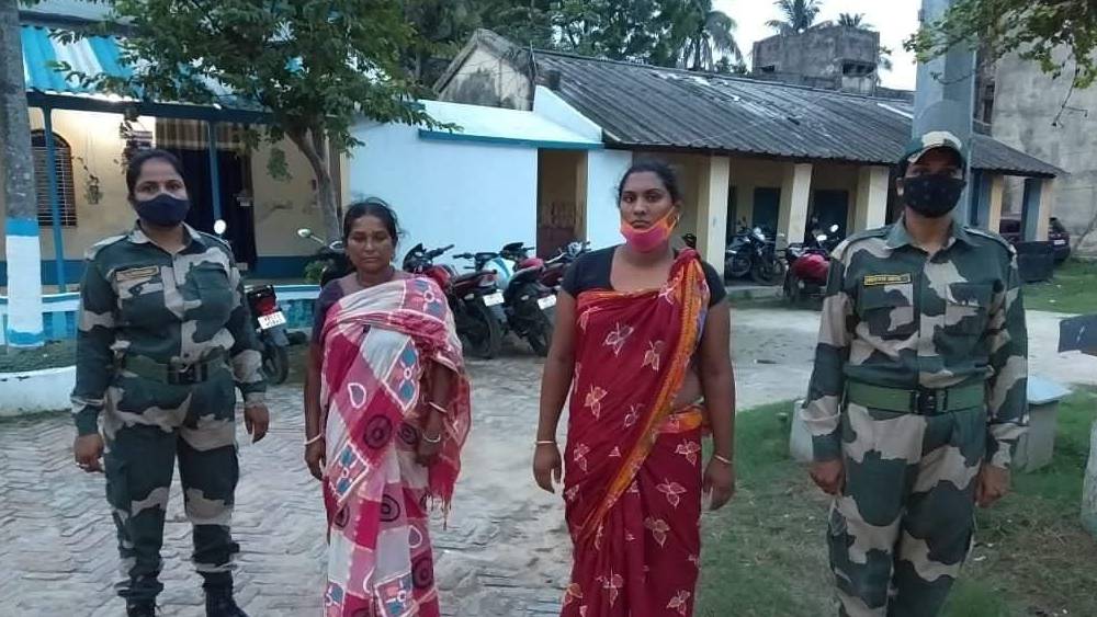 A Transsexual arrested in Nadia Bangladesh Border dgtld