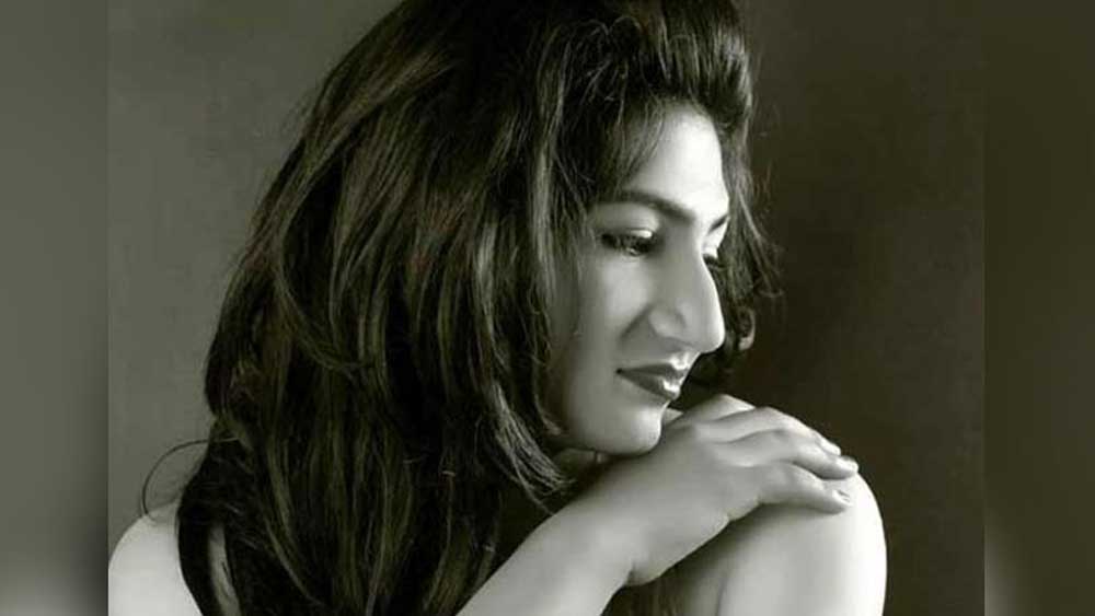 বিতর্কিত বিষয়ে নিজের মতামত জানাতে কোনওদিনই দ্বিধা করেন না মাহিকা। বিভিন্ন বিষয়ে তাঁর জোরালো মন্তব্যই তাঁকে খবরের শিরোনামে এনেছে বার বার।