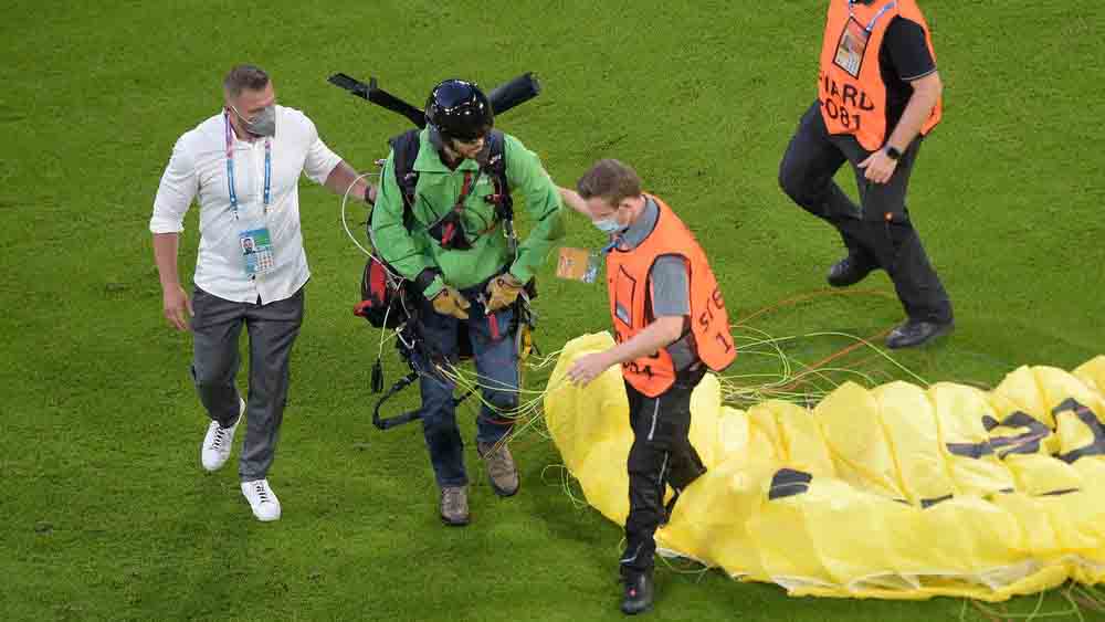 এক আন্দোলনকারীকে গ্রেফতার করে মাঠ থেকে নিয়ে যাচ্ছে পুলিশ। ছবি - টুইটার। 