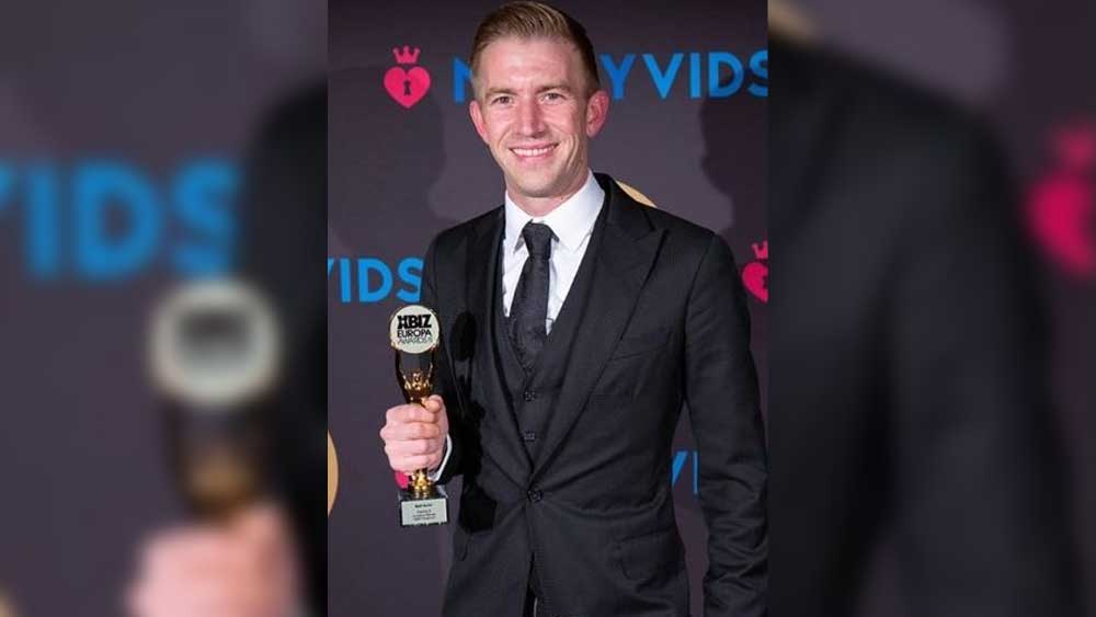 ছবিতে মাহিকার নায়ক একজন বিদেশি পর্ন তারকা। নাম ড্যানি ডি।