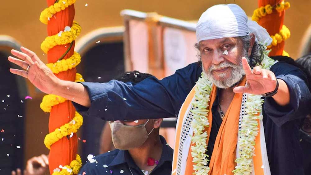 বাংলার বিধানসভা ভোটের আগে বাংলার ছেলে মিঠুনের সংলাপের শরণাপন্ন হয়েছিল বিজেপিও। বিজেপির হয়ে মিঠুনের সভাগুলির মূল আকর্ষণই ছিল তাঁর সংলাপ।