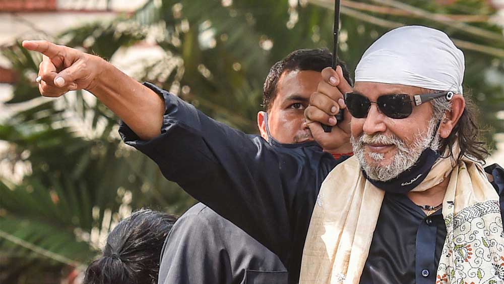 সভায় কখনও নিজেকে ‘জাত গোখরো’ কখনও ‘ফাটাকেষ্ট’ বলে পরিচয় দিয়েছেন মিঠুন। দর্শক আনন্দও পেয়েছেন তাতে।