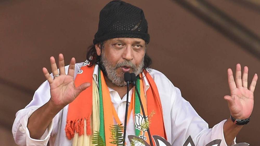 শুরুটা হয়েছিল ব্রিগেডের মঞ্চে। সে দিন তাঁর মুখে শোনা গিয়েছিল তাঁর অভিনীত ছবি ‘এমএলএ ফাটাকেষ্ট’-র একটি জনপ্রিয় সংলাপ। মিঠুন বলেন, ‘‘আমি জানি আপনারা আমার সংলাপ শুনতে চান। আর আপনারা অপেক্ষা করছেন এটার জন্য— মারব এখানে, লাশ পড়বে শ্মশানে।’’