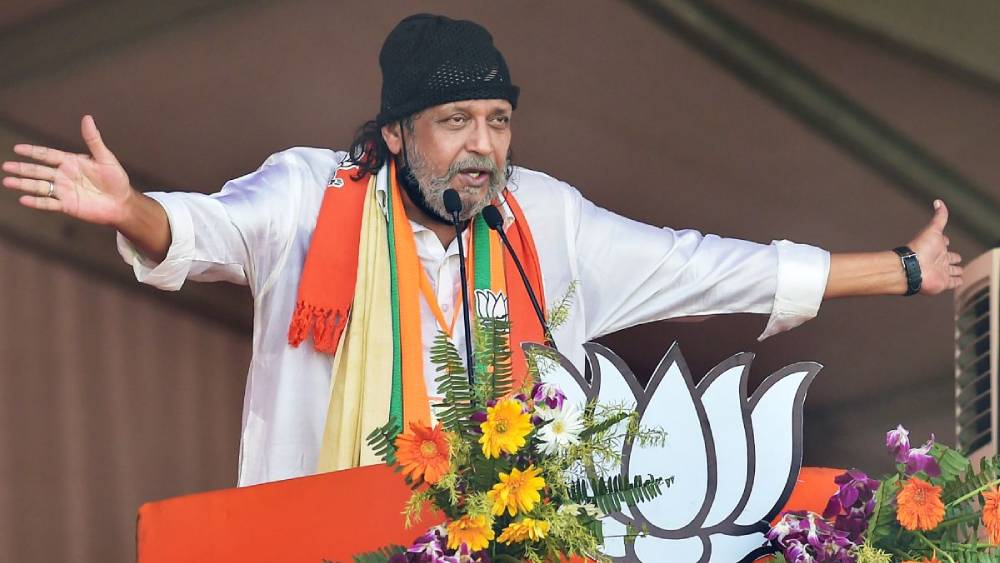 তার পরই মিঠুন বলেন, ‘‘কিন্তু আজ আমি একটা নতুন ডায়ালগ বলব। আমি মিঠুন চক্রবর্তী। আমি যা বলি, তাই করি। ডায়লগটা হল— আমি জলঢোঁড়াও নই, বেলেবোরাও নই। আমি একটা কোবরা। আমি জাতগোখরো। এক ছোবলেই ছবি।’’