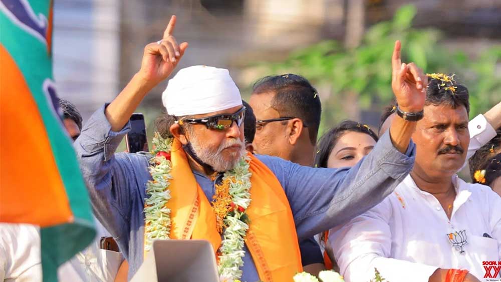 এখানেই থামেননি। মিঠুন বলেছিলেন, ‘‘আমি এখানেই থাকব। আপনাদের মধ্যেই থাকব। তাই ডায়ালগটা ভুলবেন না।’’