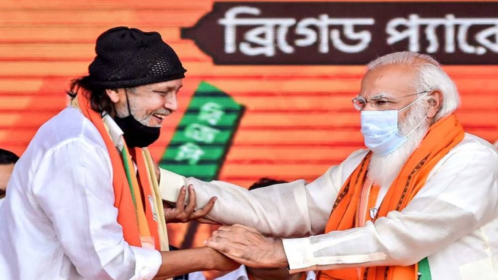 ব্রিগেডে বিজেপি সমাবেশে নিজের পরিচিতি মিঠুন দিয়েছিলেন বেশ নাটকীয় ভাবেই। বলেছিলেন, ‘‘গরিব পরিবারে জন্ম। বস্তিতে বড় হয়েছি। কলকাতার যে কানাগলিতে থাকতাম, সেখানে চিঠি দিতে এসে রাস্তা হারিয়ে ফেলত পোস্টম্যান। প্রধানমন্ত্রীকে বাংলায় স্বাগত জানাতে পেরে আমার মনে হচ্ছে, স্বপ্ন সত্যি হল।’’