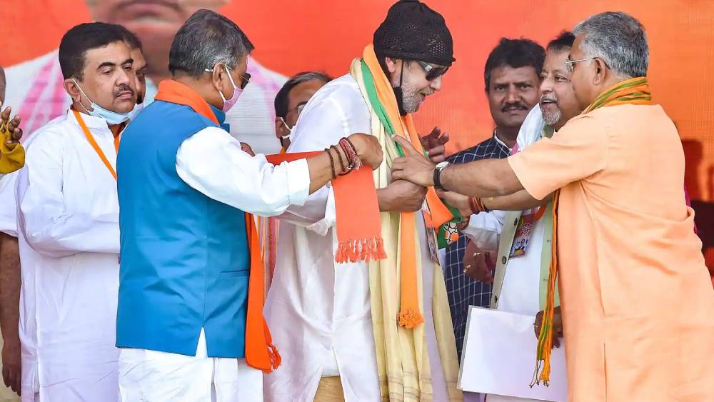 পরে বাংলার যেখানেই ভোট প্রচারে গিয়েছেন, সংলাপের ভাঁড়ারে টান পড়েনি। মিঠুনের সভা মানেই নতুন নতুন সংলাপ, বুঝে গিয়েছিলেন দর্শকরা। সংলাপের তোড়ে মুখ্যমন্ত্রীর ঘোষিত 'দুয়ারে রেশন' প্রকল্পকে ‘ললিপপ’ বলেও কটাক্ষ করেন মিঠুন।