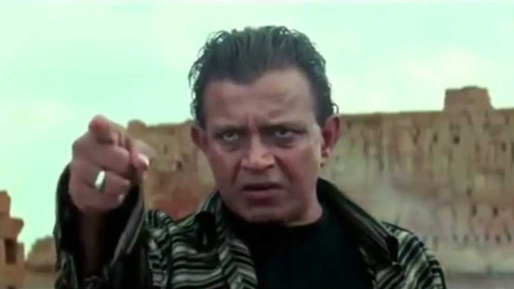 এমন সংলাপও আছে— ‘‘আমি কুকুরকে বিস্কুট, বেড়ালকে দুধ আর ক্রিমিনালকে গুলি খাওয়াই। তাই তারা আমার পায়ের কাছে পড়ে থাকে।’’