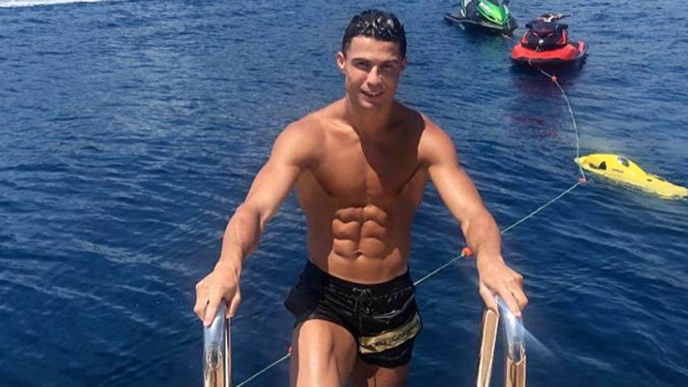 সেই ৪ জনের একজনই আজ পর্তুগাল অধিনায়ক এবং জুভেন্তাসের মহাতারকা ক্রিশ্চিয়ানো রোনাল্ডো। সম্ভবত ফুটবল বিশ্বের সর্বোচ্চ পারিশ্রমিক নেওয়া খেলোয়াড়। এক সময়ে এক টাকা খরচ করতে গেলেও যাঁকে ভাবতে হত, সেই ক্রিশ্চিয়ানোই আজ কোটি কোটি ডলারের মালিক।