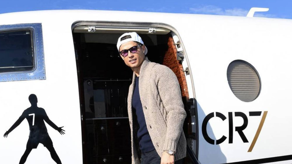 রোনাল্ডোর ব্যবহার্য জিনিসের মধ্যে সবচেয়ে দামি তাঁর ব্যক্তিগত জেট বিমান। প্রায় ২৩৭ কোটি টাকার ওই বিমানে একসঙ্গে ১২ জনের বসার ব্যবস্থা রয়েছে।