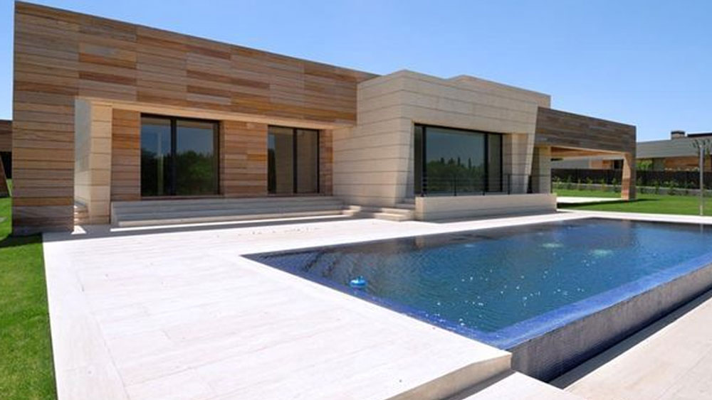 মাদ্রিদে ৫২ কোটি ৫৫ লাখ টাকার একটি ভিলা রয়েছে তাঁর। ম্যানহাটন ট্রাম্প টাওয়ারে ১৩৭ কোটি টাকার একটি অ্যাপার্টমেন্ট রয়েছে রোনাল্ডোর।