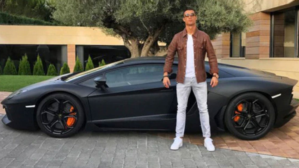 প্রতি ঘণ্টায় সর্বোচ্চ ৩৮০ কিলোমিটার গতিবেগে ছুটতে পারে এই গাড়ি। শুধু এই একটিই নয়, এর আগেও আরও একটি বুগাট্টি কিনেছিলেন তিনি।