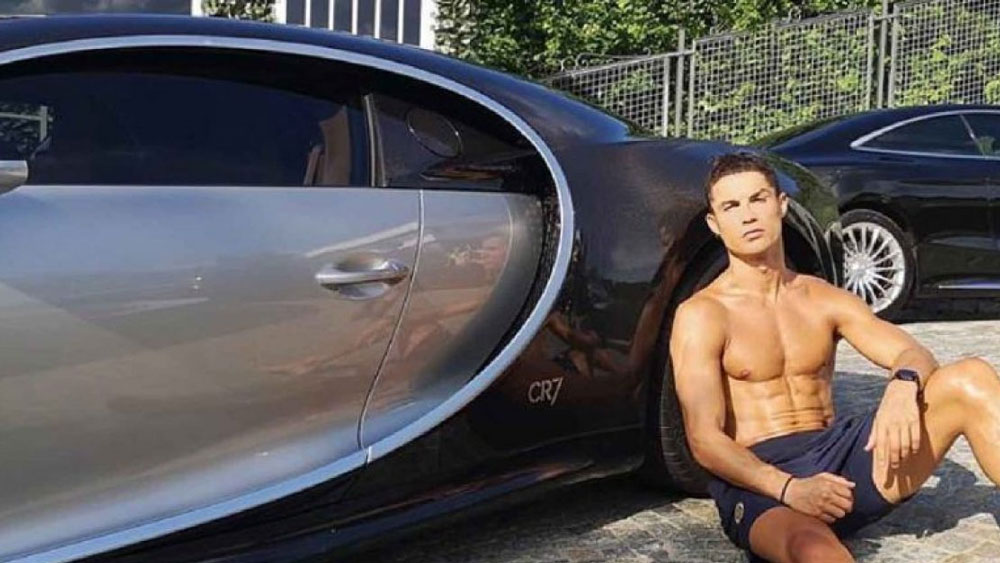 জানেন কি বিশ্বের সবচেয়ে দামি গাড়ির মালিক এই ফুটবলার? বুগাট্টি লা ভোচার নয়্যার। দাম ভারতীয় মুদ্রায় প্রায় ৭৫ কোটি টাকা।