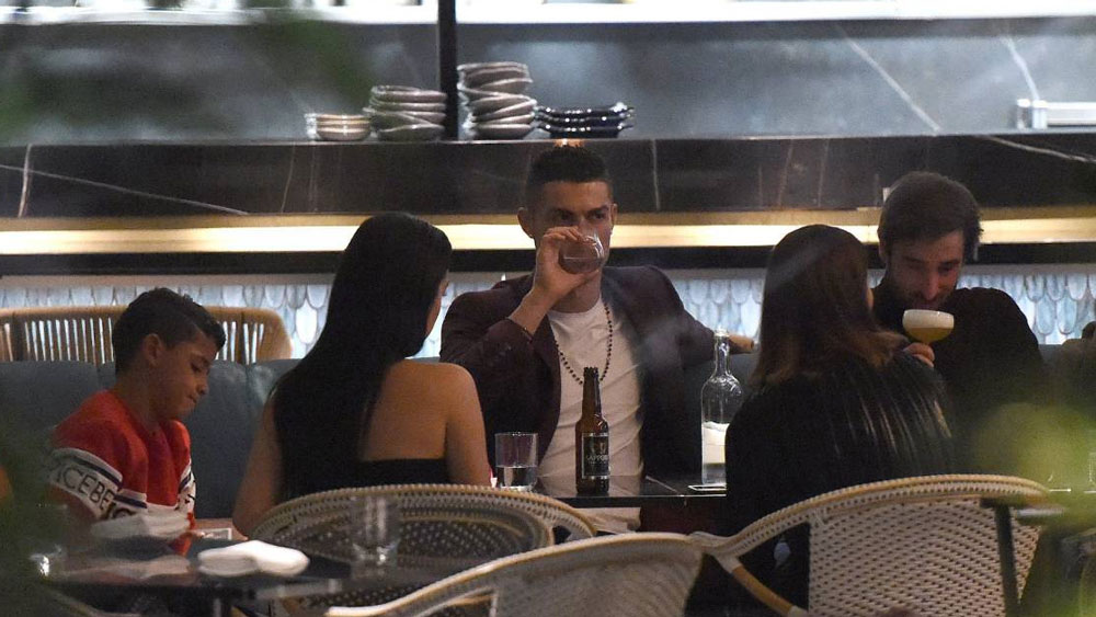 মডেলিংয়ের জন্য আকছাড় ডাক পান রোনাল্ডো। বিভিন্ন নামী-দামি সংস্থার হয়ে মডেলিং করেন তিনি। তাঁর পোশাক থেকে খাওয়া-দাওয়া সবই বিলাসবহুল। লন্ডনে মাত্র ১৫ মিনিটে ২০ লাখ টাকা খরচ করে ফেলেন মাত্র দু’বোতল মদের জন্য।