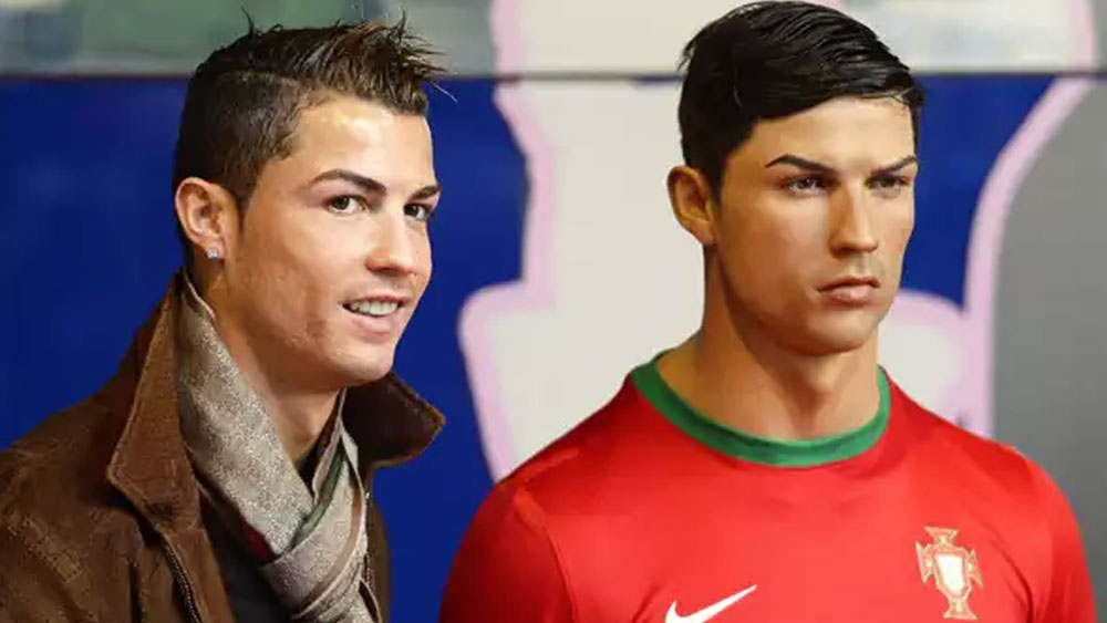 রোনাল্ডো ১৮ লাখ ৫০ হাজার টাকা খরচ করে নিজের একটি মোমের মূর্তি তৈরি করিযেছেন। মাদ্রিদের জাদুঘরে প্রথম এই মোমের মূর্তি দেখেন রোনাল্ডো। তার পর তিনি কারিগরকে খুঁজে বার করে নিজের বাড়িতেও হুবহু একই রকম মূর্তি বানিয়ে নিয়েছেন।