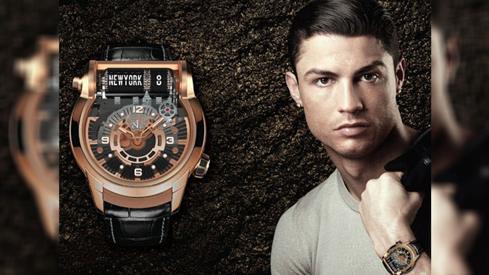 জেকব অ্যান্ড কো সংস্থার নকশা করা একটি হাতঘড়ি রয়েছে তাঁর। যার দাম ১৩ কোটি ৩২ লাখ ৩৮ হাজার টাকা!  না, তা বলে এটা ভাবার কারণ নেই যে রোনাল্ডো এই একটিমাত্র ঘড়িই পরেন। এটা তাঁর সংগ্রহে থাকা ঘড়িগুলির মধ্যে সবচেয়ে দামি।