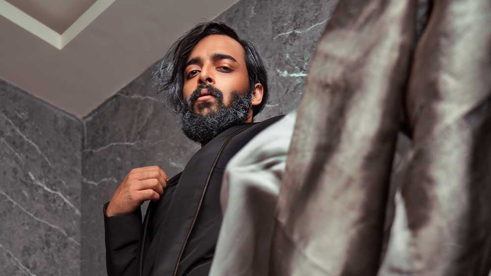 সব ধরনের পোশাক পরতেই ভালবাসেন সৌরভ দাস।