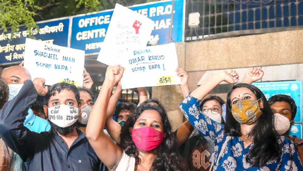 তিহাড় জেলের বাইরে আসিফ ইকবাল, দেবাঙ্গনা কলিতা, নাতাশা নারওয়াল। বৃহস্পতিবার। পিটিআই 