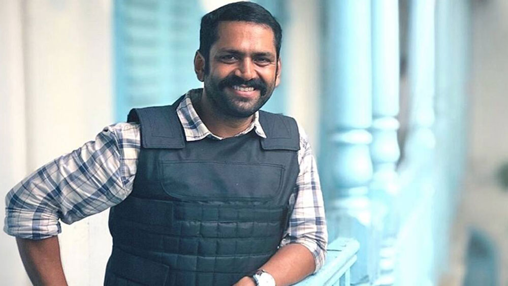 এই ওয়েব সিরিজ তাঁকে এখনও পর্যন্ত সবচেয়ে বেশি জনপ্রিয়তা এনে দিয়েছে। ‘দ্য ফ্যামিলি ম্যান’-এর দৌলতে আজ তাঁকে অনেকেই চেনেন। কিন্তু জানেন কি এক সময় কাজ না পেয়ে দেনায় জর্জরিত হয়ে গিয়েছিলেন শারিব! ছোট থেকে অভিনয়ের স্বপ্ন দেখা শারিবকে উচ্চতার জন্যও কেরিয়ারের প্রথম দিকে অনেক হোঁচট খেতে হয়েছিল।