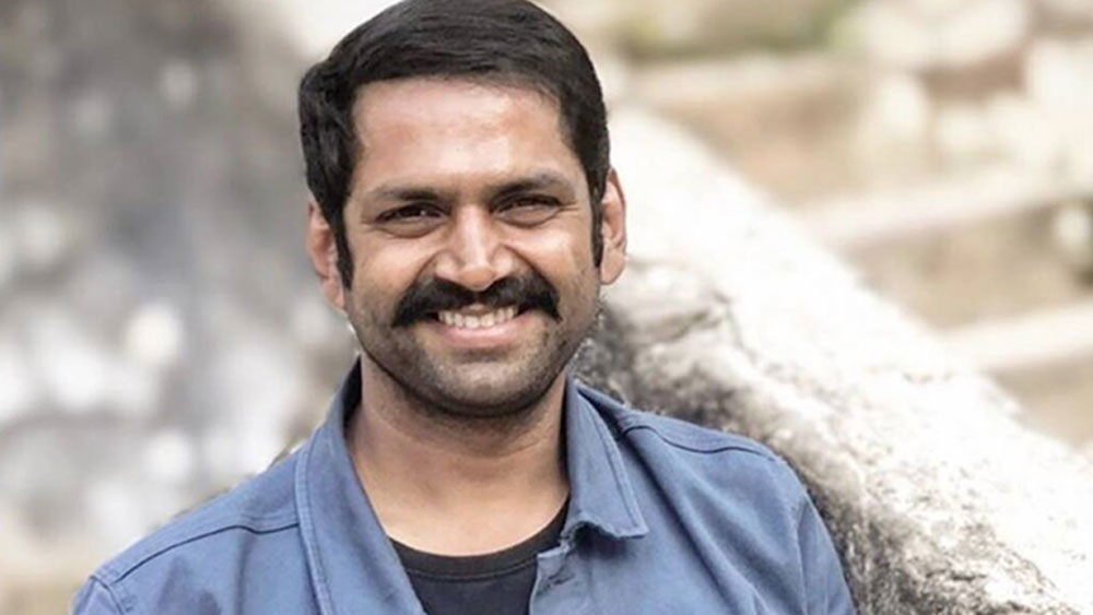 ১৯৭৬ সালে মুম্বইয়ের মালাডে এক মধ্যবিত্ত পরিবারে জন্ম তাঁর। বাবা ছিলেন একজন ফিল্ম সাংবাদিক। সেই সূত্রে ছোটবেলা থেকে অনেক অভিনেতাকে বাড়িতে আসতে দেখেছেন তিনি। তাঁদের দেখেই মূলত অভিনয়ের প্রতি আগ্রহ তৈরি হয়েছিল তাঁর। তার উপর ফিল্ম সাংবাদিক বাবাও চাইতেন ছেলে বড় অভিনেতা হন।