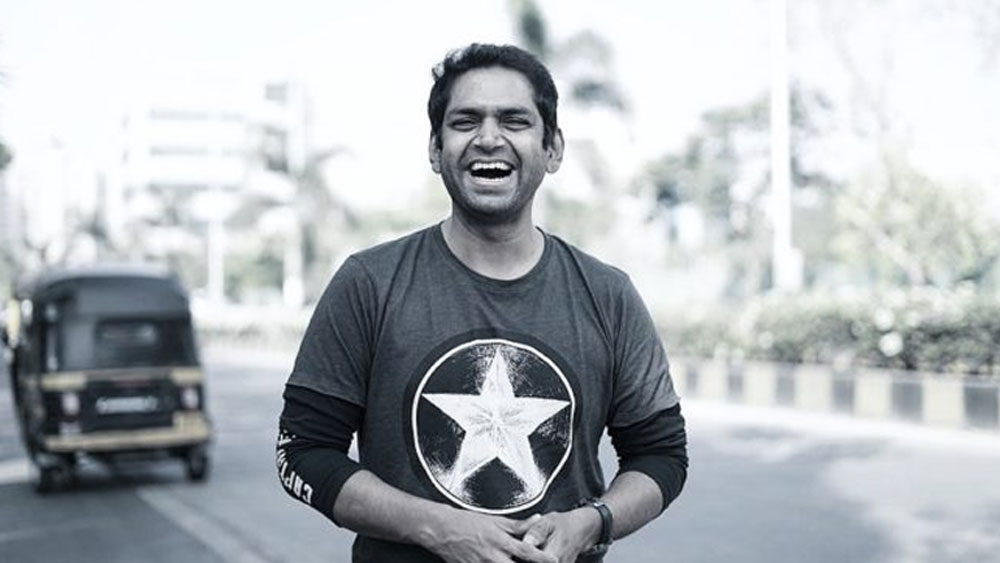 হাতে তখন খুব বেশি টাকা ছিল না। টুকটাক যা অভিনয় করছিলেন তাতে নিজেকে তারকা বলে মনেই করতেন না শারিব। ছোটবেলায় নিজেকে সুপারস্টার হিসাবে স্বপ্নে দেখতেন ঠিকই কিন্তু বড় হয়ে সেই স্বপ্ন আর বাস্তবের মধ্যে নিজের অজান্তেই একটি সীমারেখা টেনে ফেলেছিলেন।