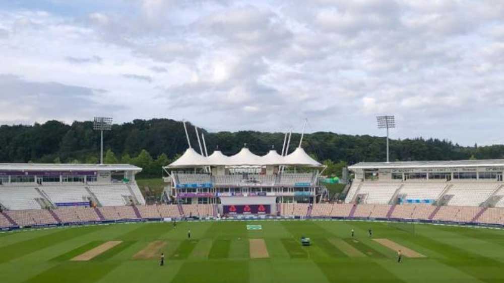 ২১ জুন। টেস্ট চ্যাম্পিয়নশিপের চতুর্থ দিন। এই দিন আবার বৃষ্টির কোনও পূর্বাভাস নেই। তবে ওই দিনও আকাশে মেঘ থাকবে। সারাদিন তাপমাত্রা থাকবে ১৮ ডিগ্রি সেলসিয়াসের আশেপাশে।